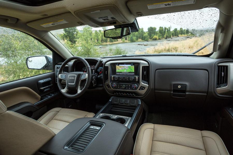 Интерьер GMC Sierra 2500 HD Denali Crew Cab 2016 года  (фото 6 из 11)